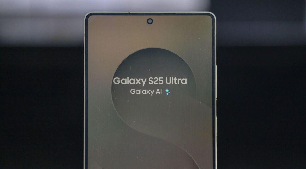 Das Galaxy S25 Ultra ist in einem Store in Indien ausgestellt.
