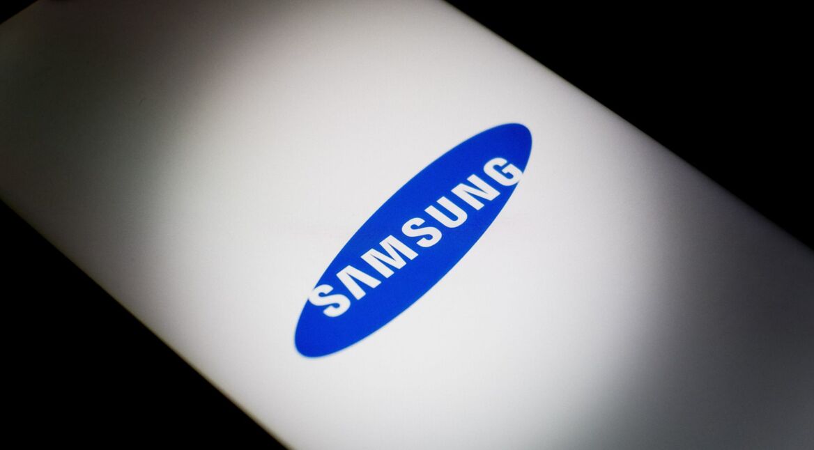 Smartphone mit Samsung-Logo auf dem Display ist zu sehen.