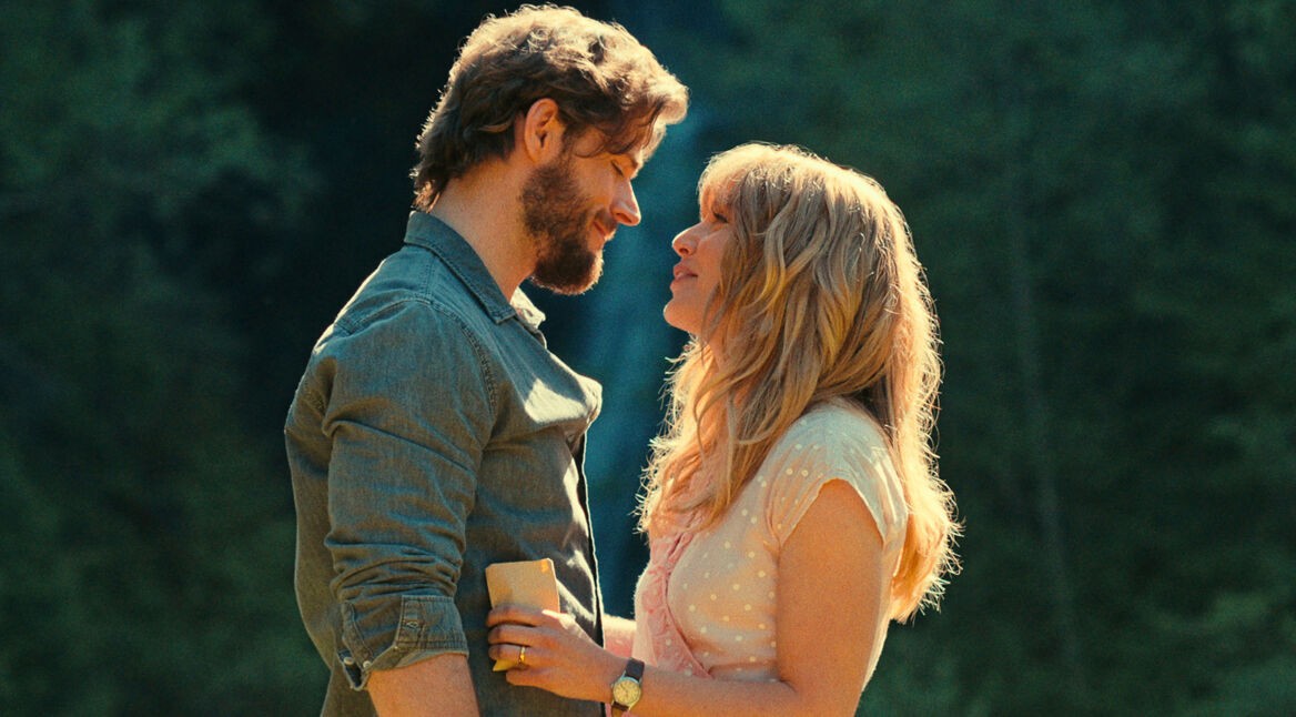 Produktionsstandbild von Callum Kerr als Everett und Jessica Rothe als Sarah in Folge 607 von „Virgin River“.