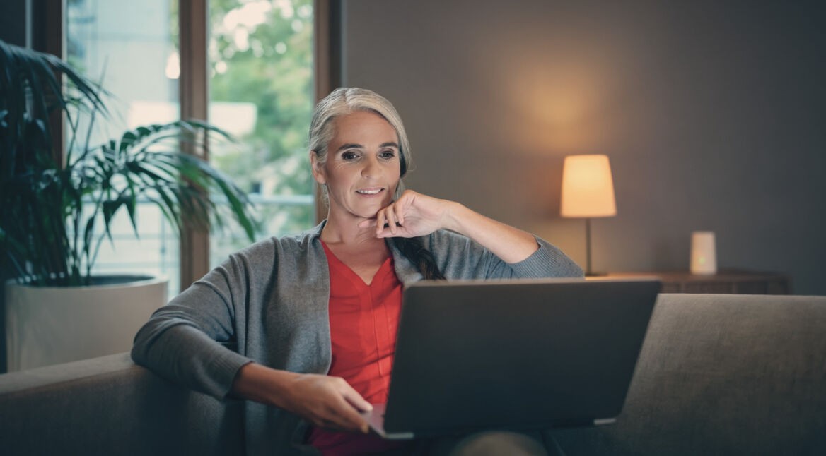 Vodafone 2-Faktor-Authentifizierung: Frau mit grauen Haaren sitzt vor ihrem Laptop.