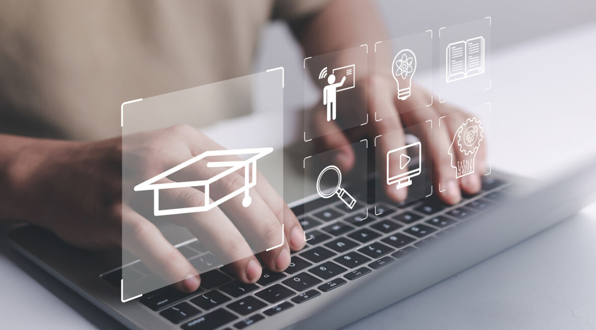 Eine Person tippt auf einem Laptop, während darüber digitale Icons zum Thema Bildung und Lernen eingeblendet sind – darunter ein Abschlusshut, ein Lehrer am Whiteboard, eine Glühbirne und ein Buchsymbol. Das Bild steht sinnbildlich für digitales Lernen und künstliche Intelligenz im Bildungsbereich und passt thematisch zum Einsatz von KI im ChatGPT Lernmodus.