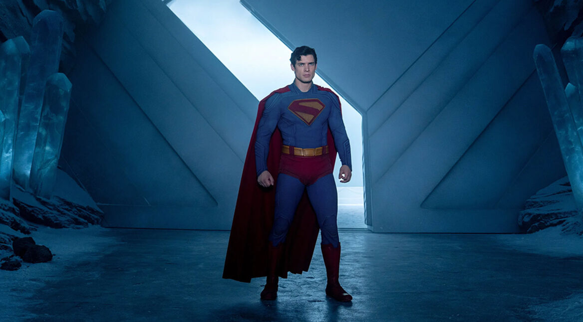 Das Bild in den GigaTV-Highlights im September 2025 zeigt Clark Kent alias Superman, gespielt von David Corenswet. Er steht in einem eisblauen, futuristischen Raum mit kristallinen Strukturen.