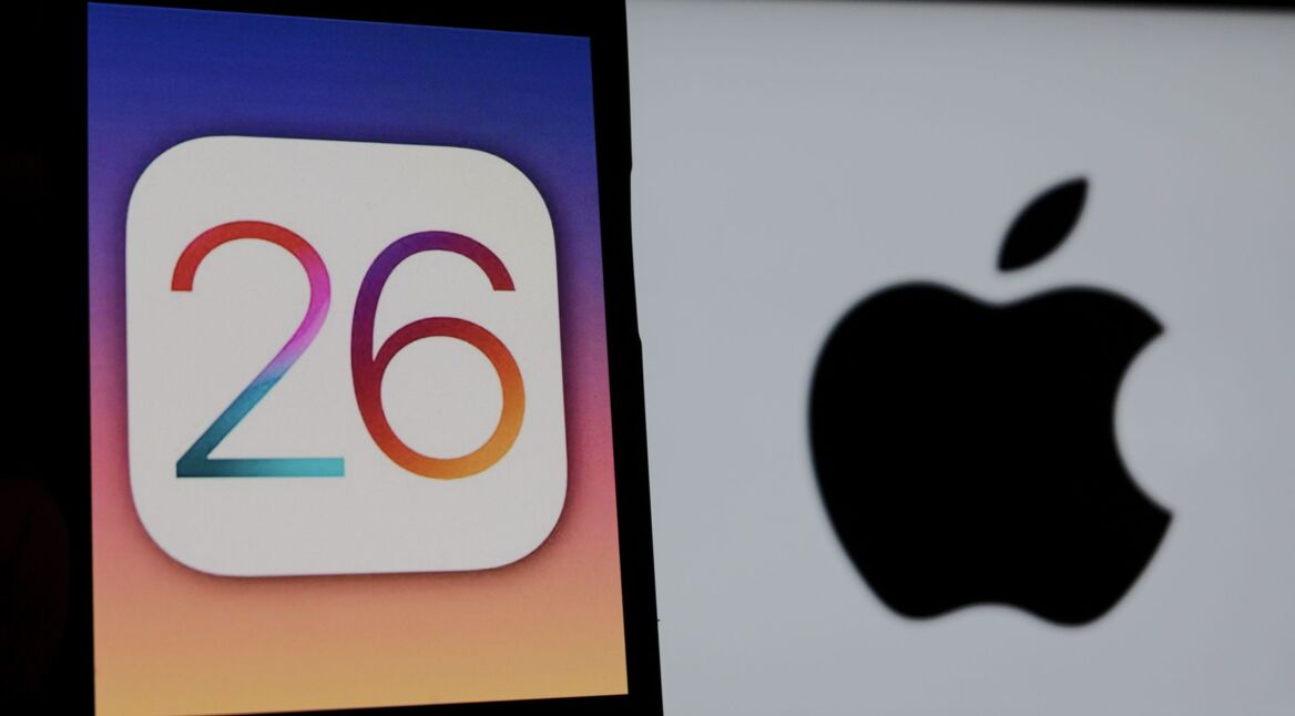 Auf einem Smartphone ist das Logo von iOS 26 zu sehen.