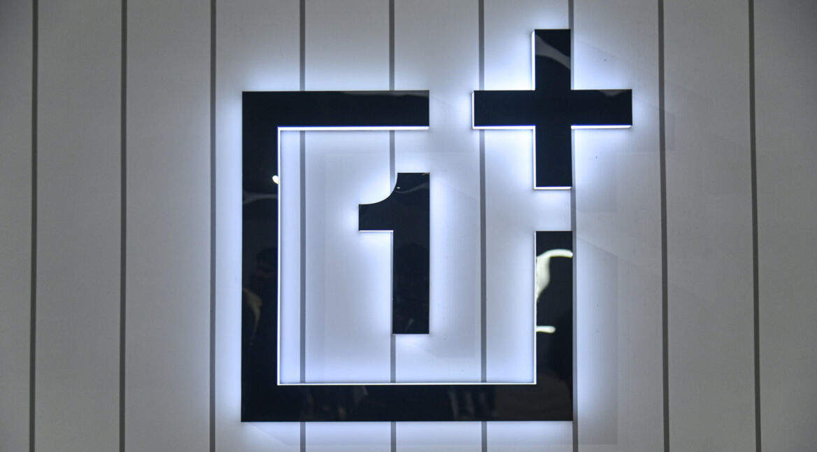 Beleuchtetet OnePlus-Logo auf eine Gerätepräsentation.