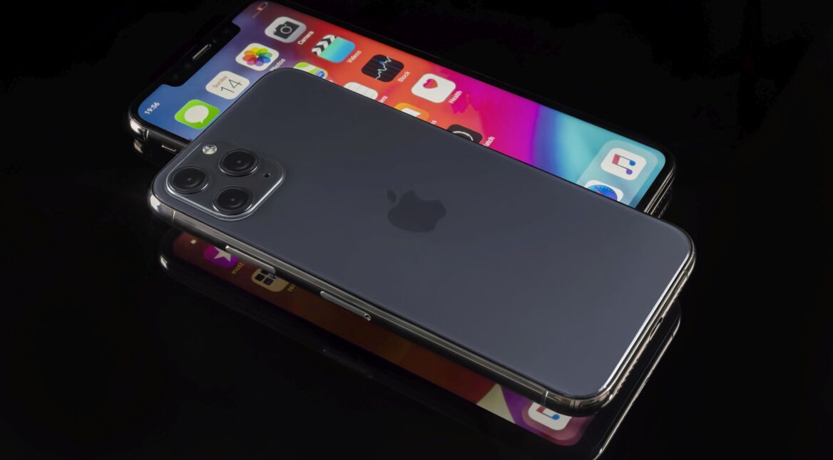 Ein iPhone Xs liegt auf dem Boden.