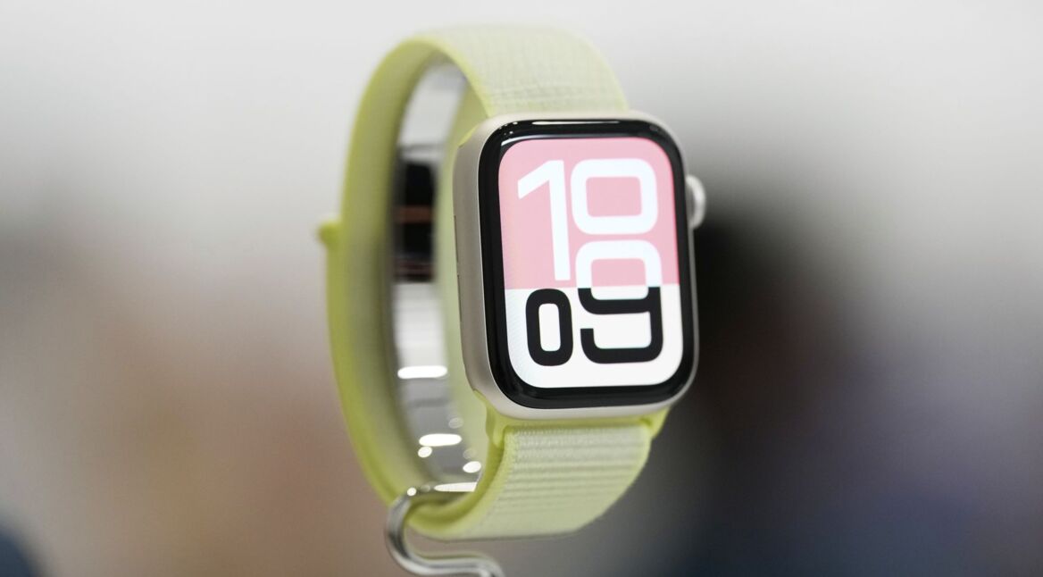 Eine Apple Watch ist im Apple Park in Cupertino ausgestellt.