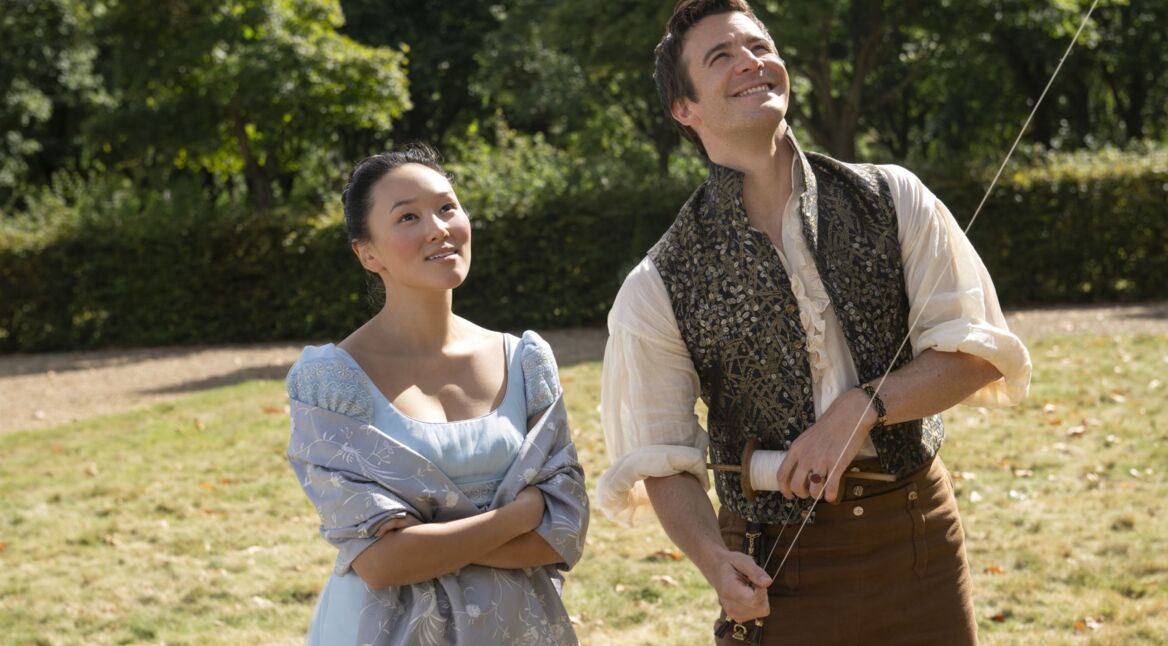 Yerin Ha als Sophie Baek und Luke Thompson als Benedict Bridgerton in Staffel 4 von "Bridgerton".