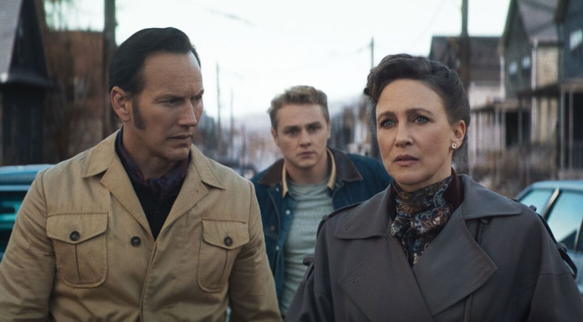 Patrick Wilson als Ed Warren, Ben Hardy als Tony Spera und Vera Farmiga als Lorraine Warren in einer Szene von "Conjuring 4"