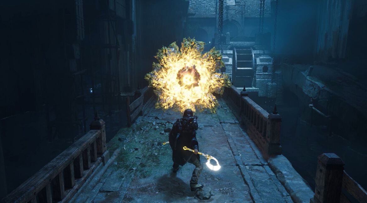 Der Held des Spiels "Hell is Us" trägt eine Axt, hinter ihm sieht man eine Explosion.