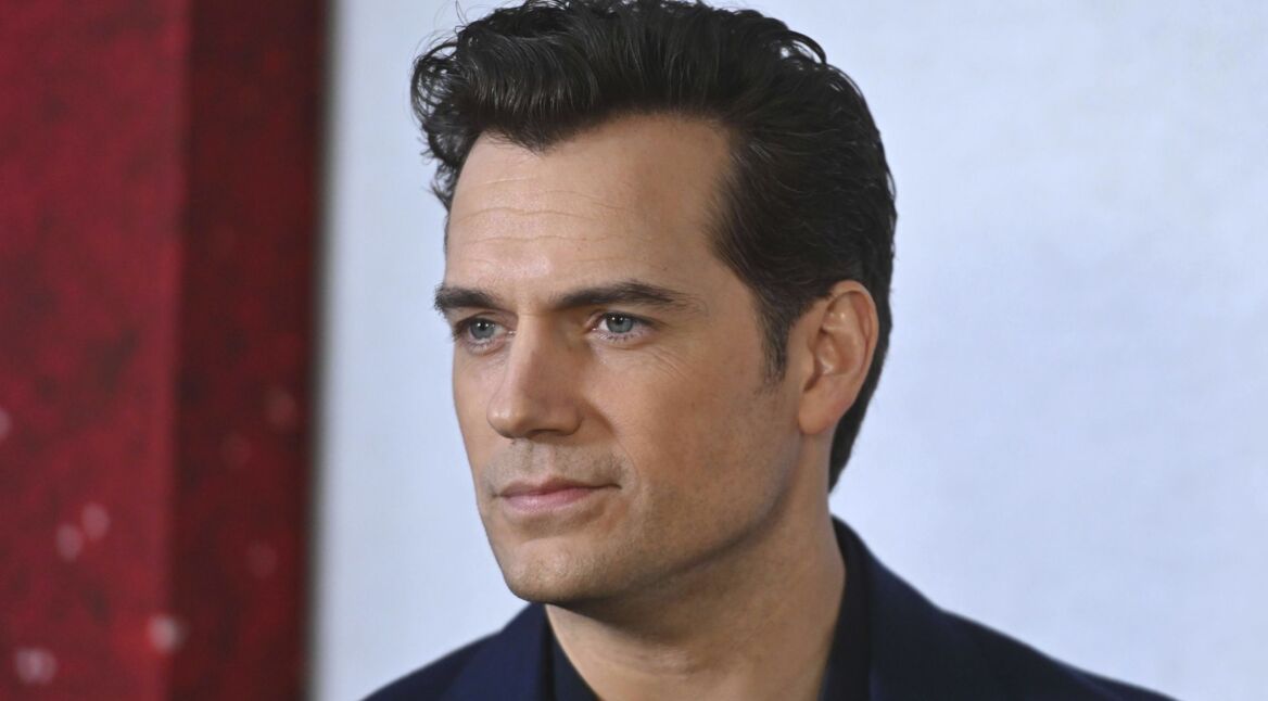 Henry Cavill lächelt bei der Premiere von "The Ministry of Ungentlemanly Warfare" in die Kamera.