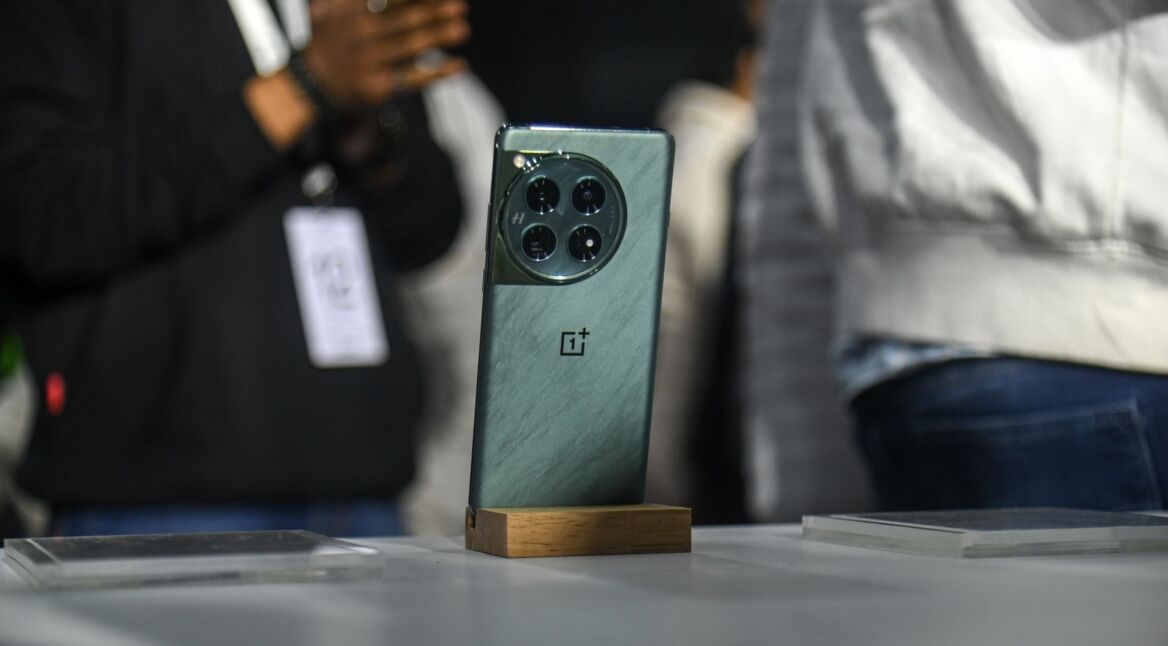 Das OnePlus ist in einem Store in Indien ausgestellt