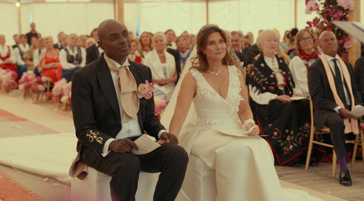 Durek Verrett und Märtha Louise sitzen bei ihrer Trauung nebeneinander.