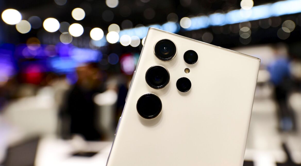 Das Samsung Galaxy S23 Ultra wird in die Kamera gehalten.