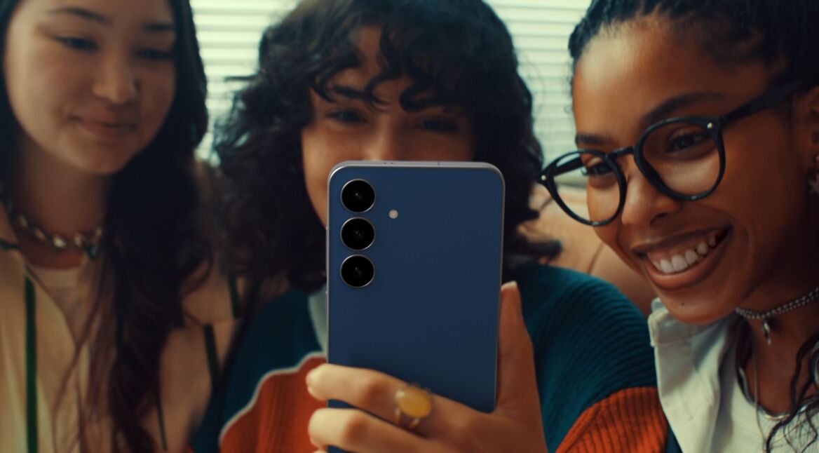 3 Freundinnen schauen sich das Samsung Galaxy S25 FE an.