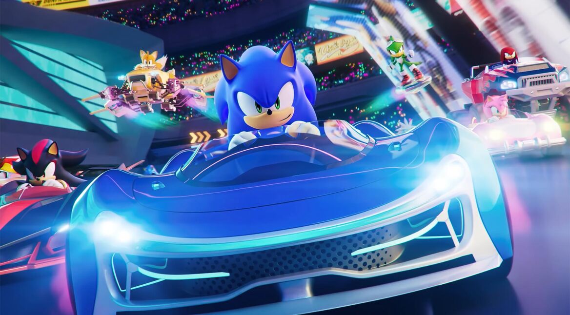 Sonic sitzt in „Sonic Racing: CrossWorlds“ in einem blauen Fahrzeug.