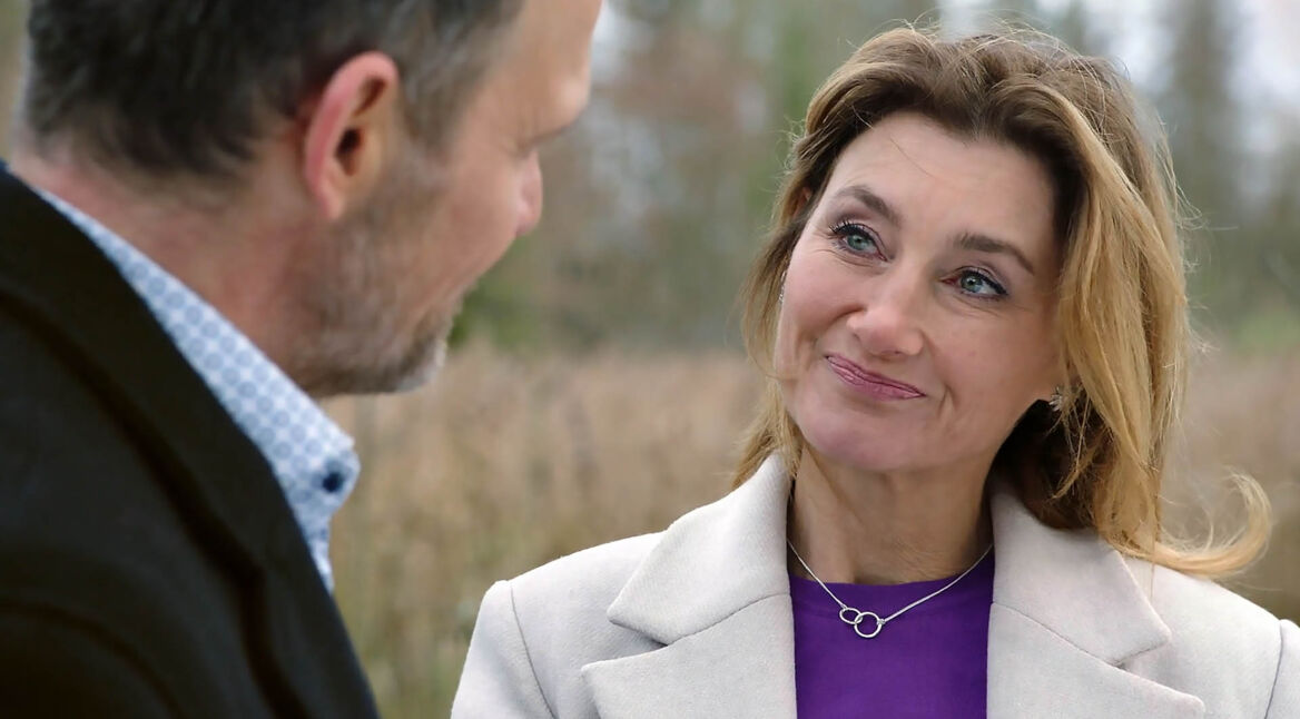 Markus und Alexandra sehen sich in „Sturm der Liebe“ Folge 4464 in die Augen.