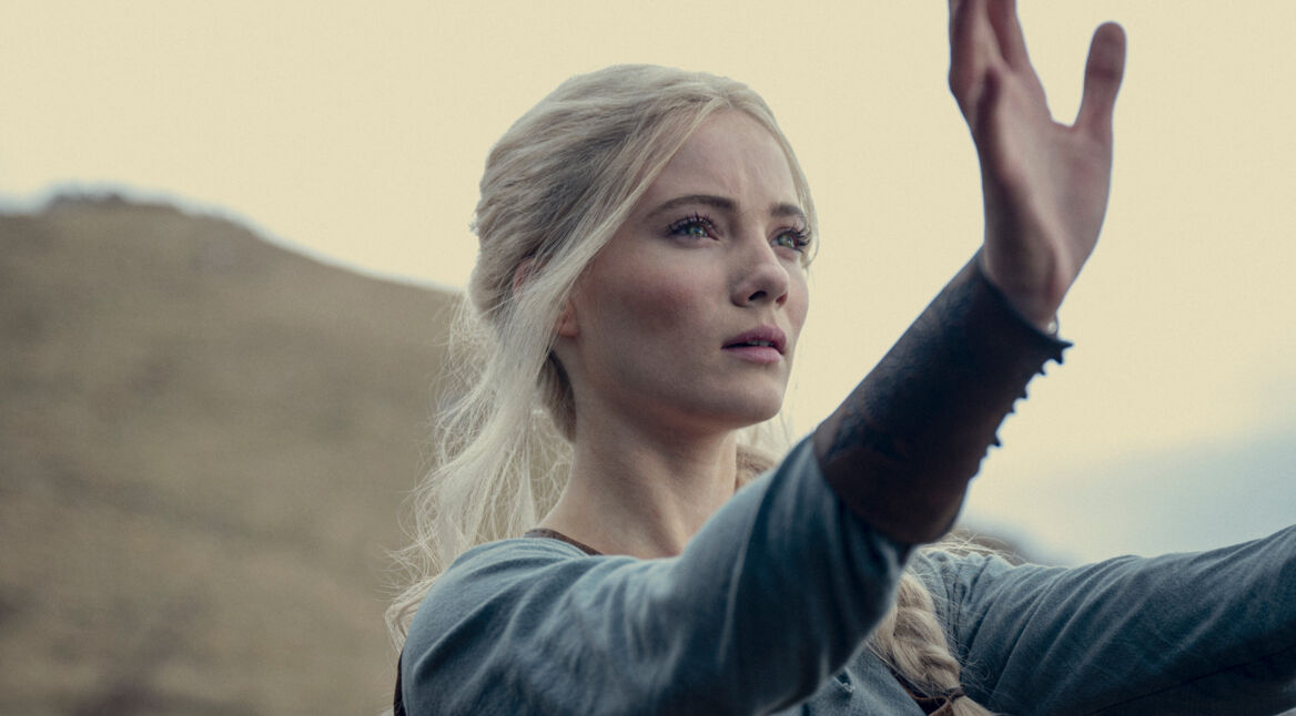 Eine Nahaufnahme von Freya Allan in ihrer Rolle als Ciri in "The Witcher".