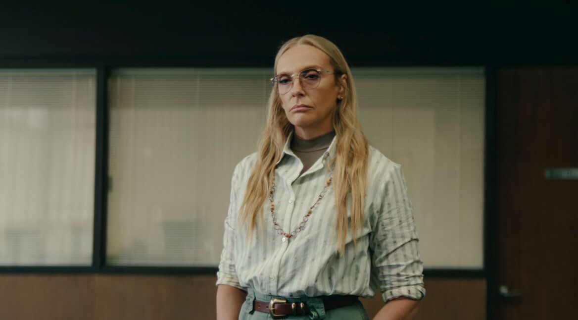Toni Collette als Evelyn Wade in einer Episode von "Wayward".
