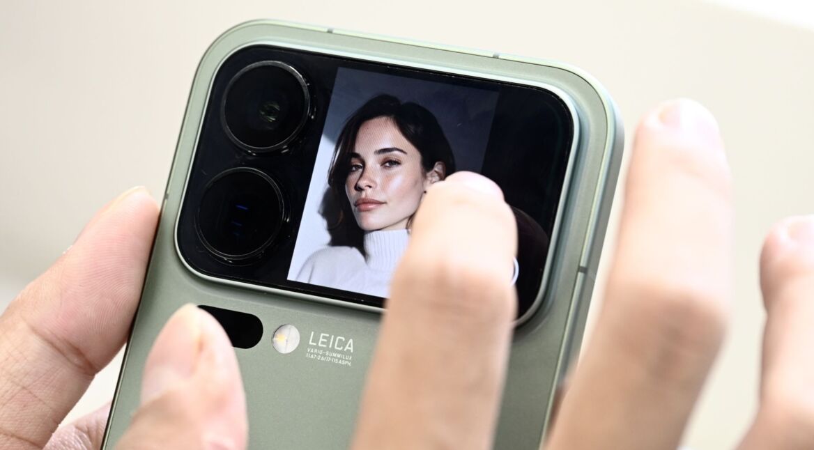 Finger tippt auf das rückseitige Display des Smartphones Xiaomi 17 Pro.