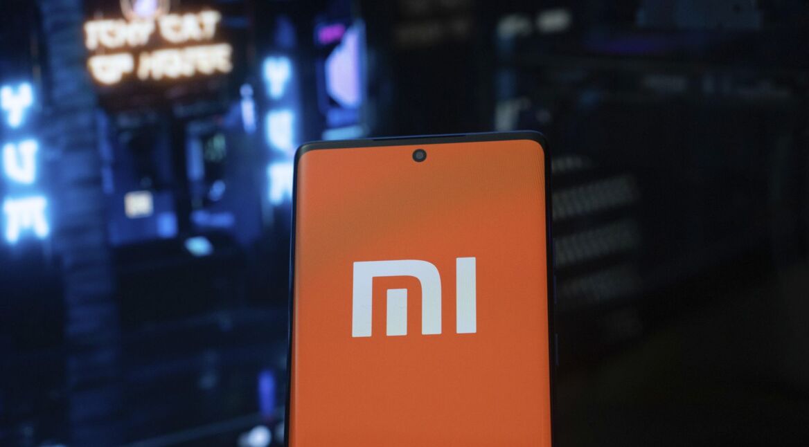 Android-Handy mit dem Logo von Xiaomi auf dem Display.