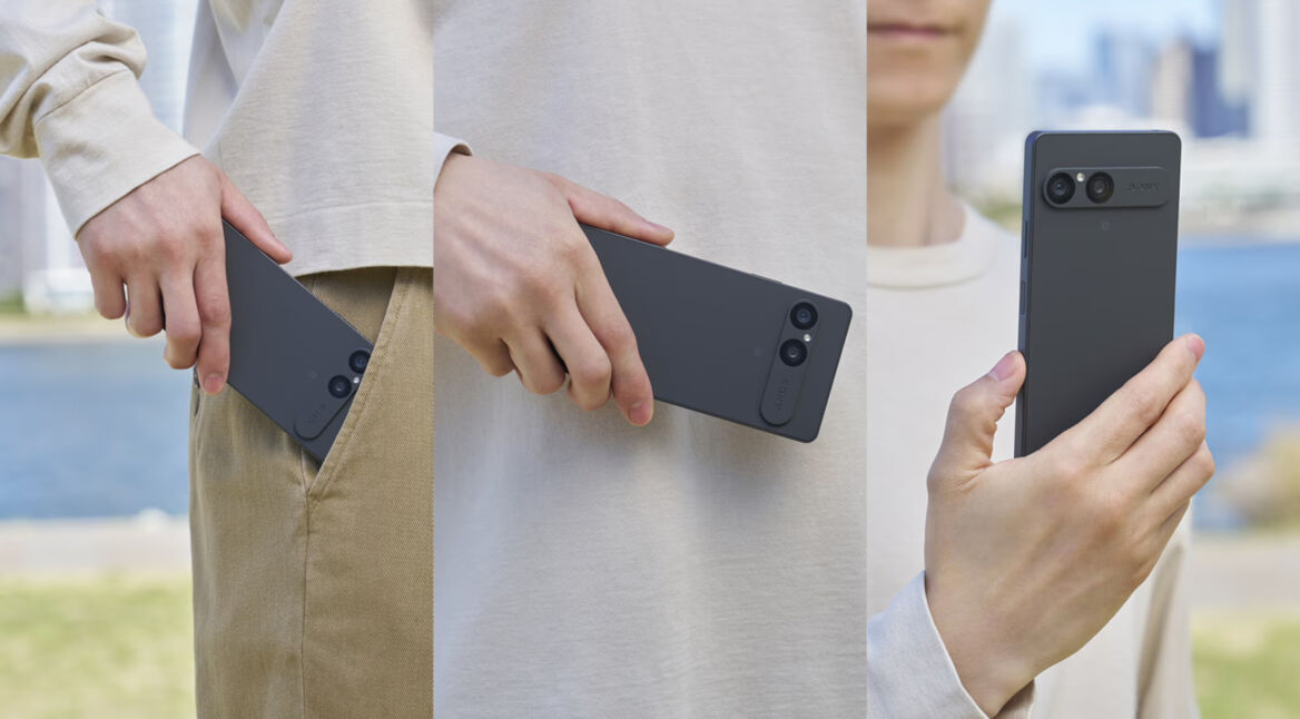 Drei Bilder nebeneinander, auf denen eine Person das Xperia 10 VII aus der Hosentasche zieht