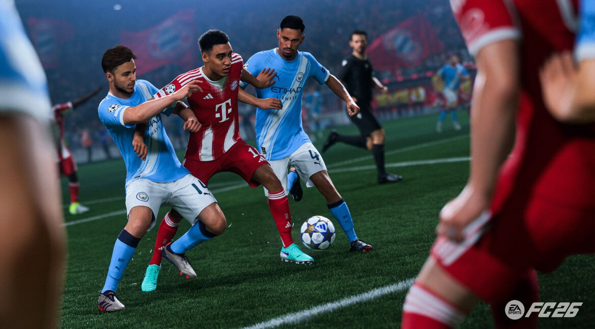 Auf diesem actionreichen Screenshot aus EA FC 26 kämpft Jamal Musiala, im roten Bayern-Trikot, gegen zwei Spieler von Manchester City um den Ball. Die Szene zeigt seine Technik und Durchsetzungskraft im intensiven Zweikampf. Die realistische Grafik hebt hervor, warum er zu den beste EA FC 26-Spieler:innen zählt.