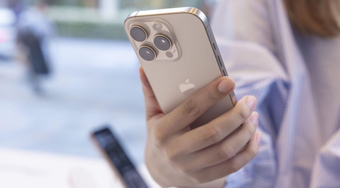 Frau hält iPhone 16 Pro in die Kamera.