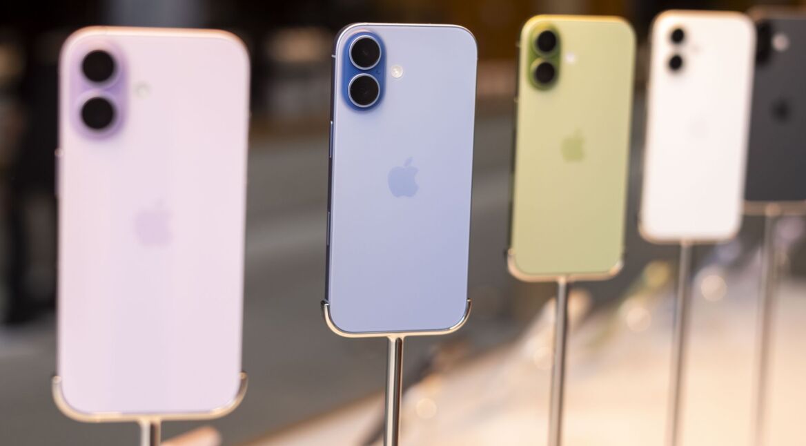 Das iPhone 17 ist in Lila, Blau, Grün und Weiß im Apple Store ausgestellt