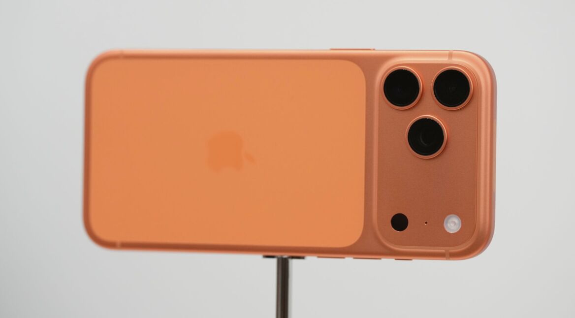 Das iPhone 17 Pro ist im Apple-Park ausgestellt.