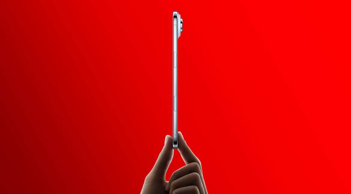 Das iPhone 17 Air im Profil, gehalten von zwei Fingern.