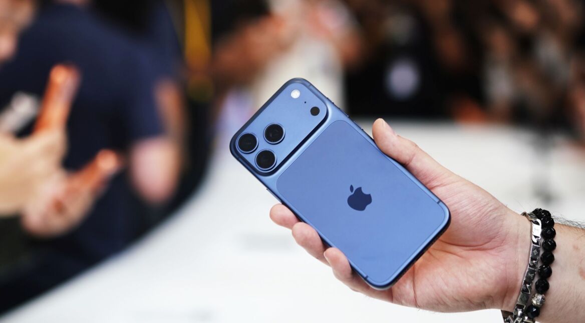 Mann hält das iPhone 17 Pro in der Hand