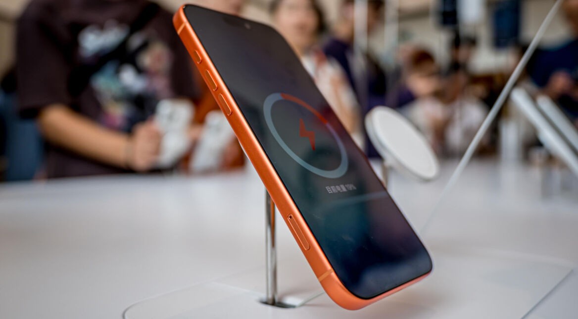 Ein iPhone 17 Pro steht auf einem Ladeständer in einem Apple Store.