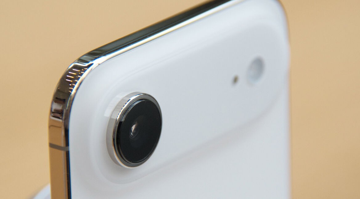 Nahaufnahme eine iPhone Air mit Fokus auf die Kameralinse.