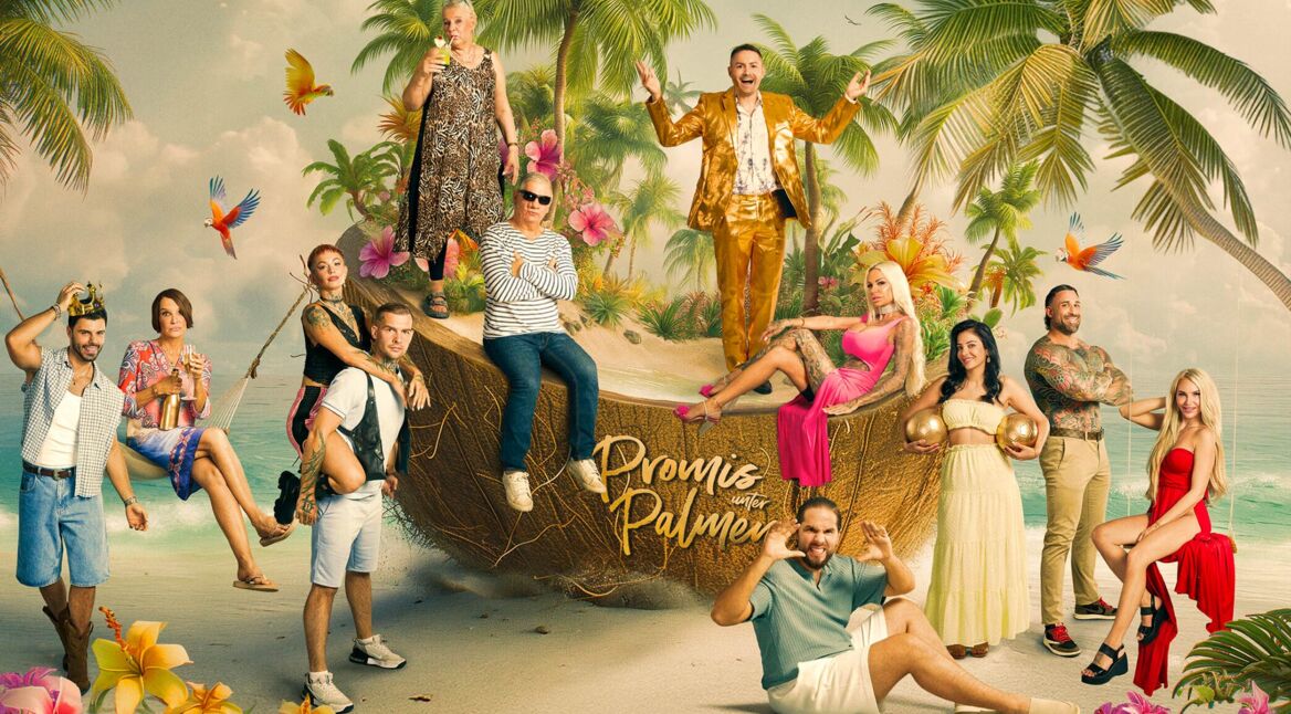 Auf dem Bild zur Reality-Show Promis unter Palmen 2026 sind die Kandidat:innen in einer farbenfrohen Kulisse mit Palmen, Papageien und einer übergroßen Kokosnuss inszeniert.