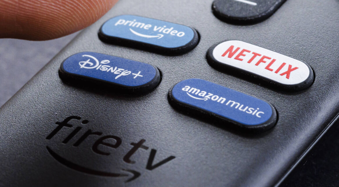 Nahaufnahme einer Fire TV Stick Fernbedienung von Amazon.