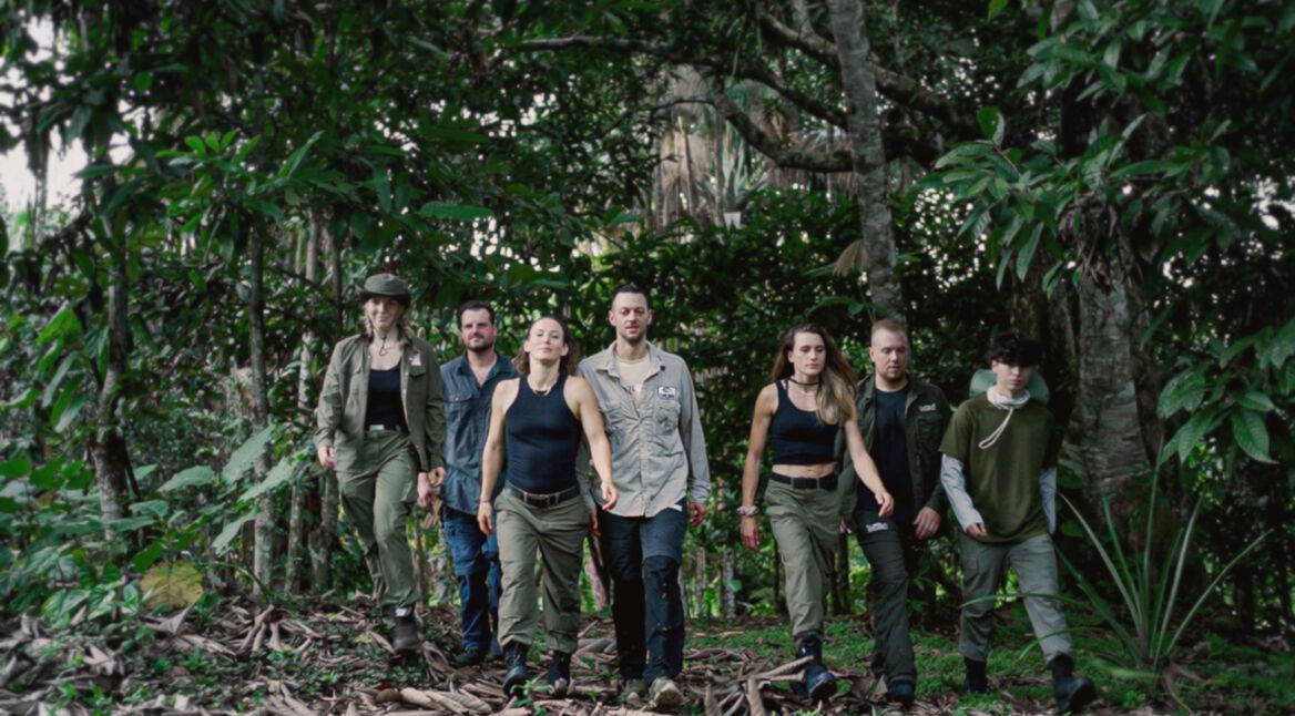Der Cast von 7 vs Wild im Gruppenfoto.