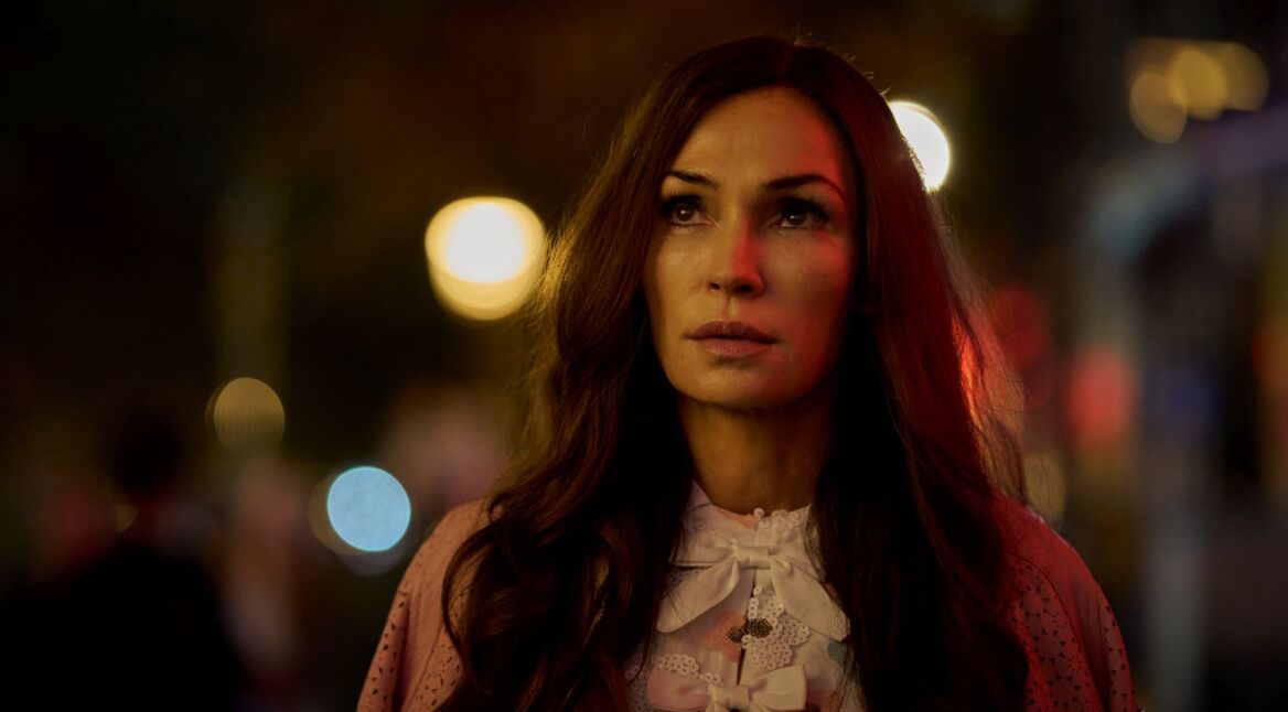 Famke Janssen blickt in einer Szene von "Amsterdam Empire" nach oben.