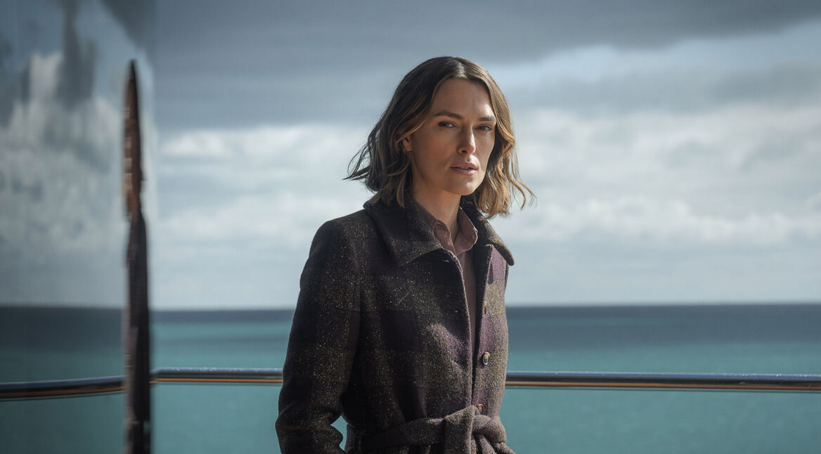 Produktionsstandbild von Keira Knightley auf einem Schiff im Film „The Women in Cabin 10“.