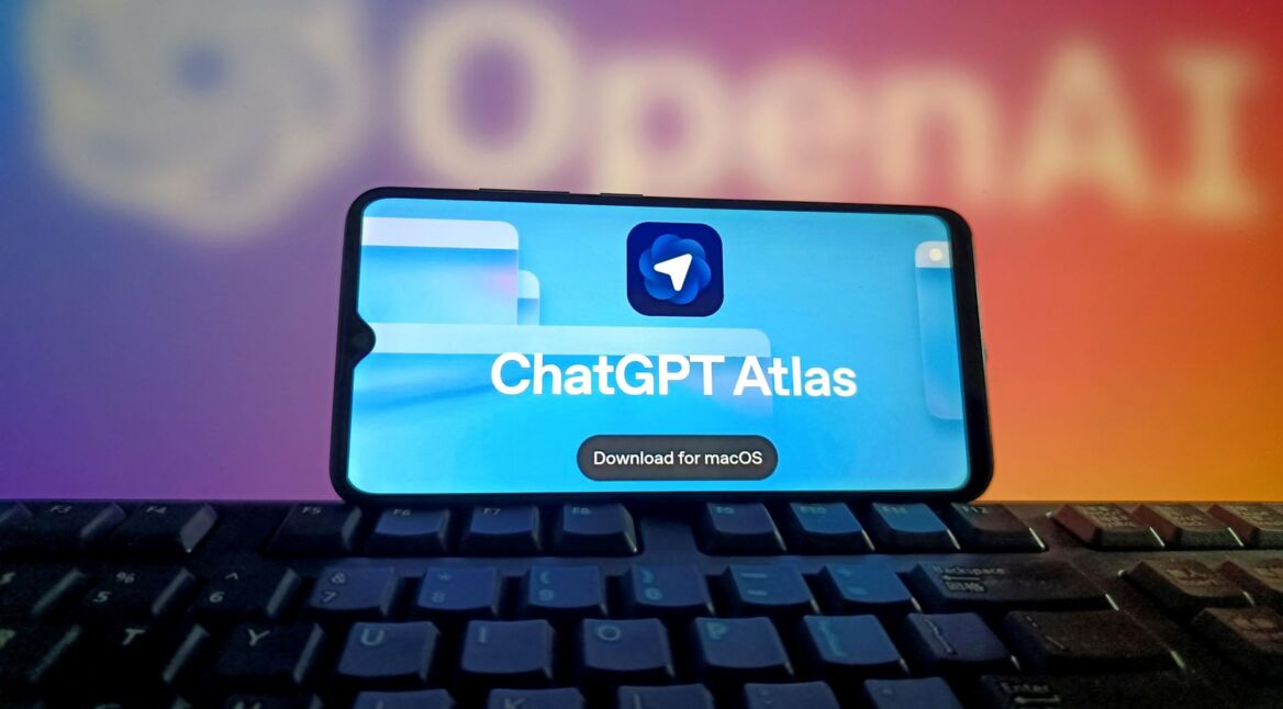 Das Logo von ChatGPT Atlas ist auf dem Display eines Smartphones zu sehen.