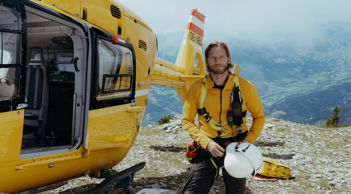 Bergretter Markus Kofler (Sebastian Ströbel) steht vor dem Rettungshubschrauber.