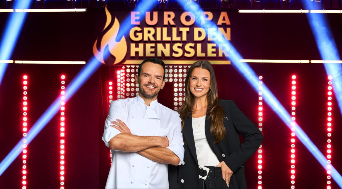 Steffen Henssler und Moderatorin Laura Wontorra posieren vor dem Logo der Sendung