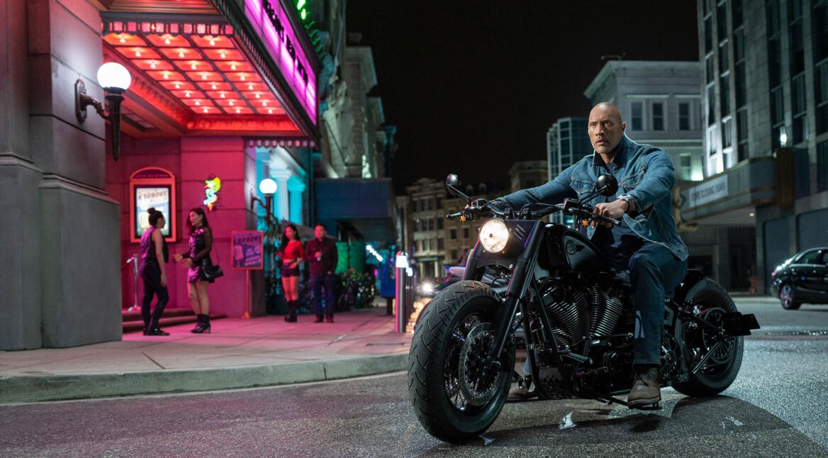 Dwayne Johnson sitzt auf einem Motorrad in einer Szene im Film "Fast & Furious Presents: Hobbs & Shaw."