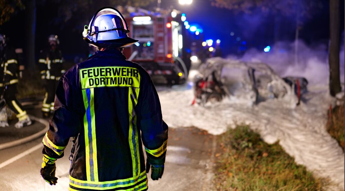 Ein Feuerwehrmann von der Feuerwehr Dortmund ist von hinten zu sehen.