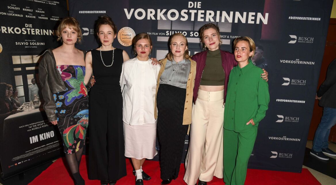 Die Stars aus "Die Vorkosterinnen" posieren auf dem Roten Teppich für die Kamera.