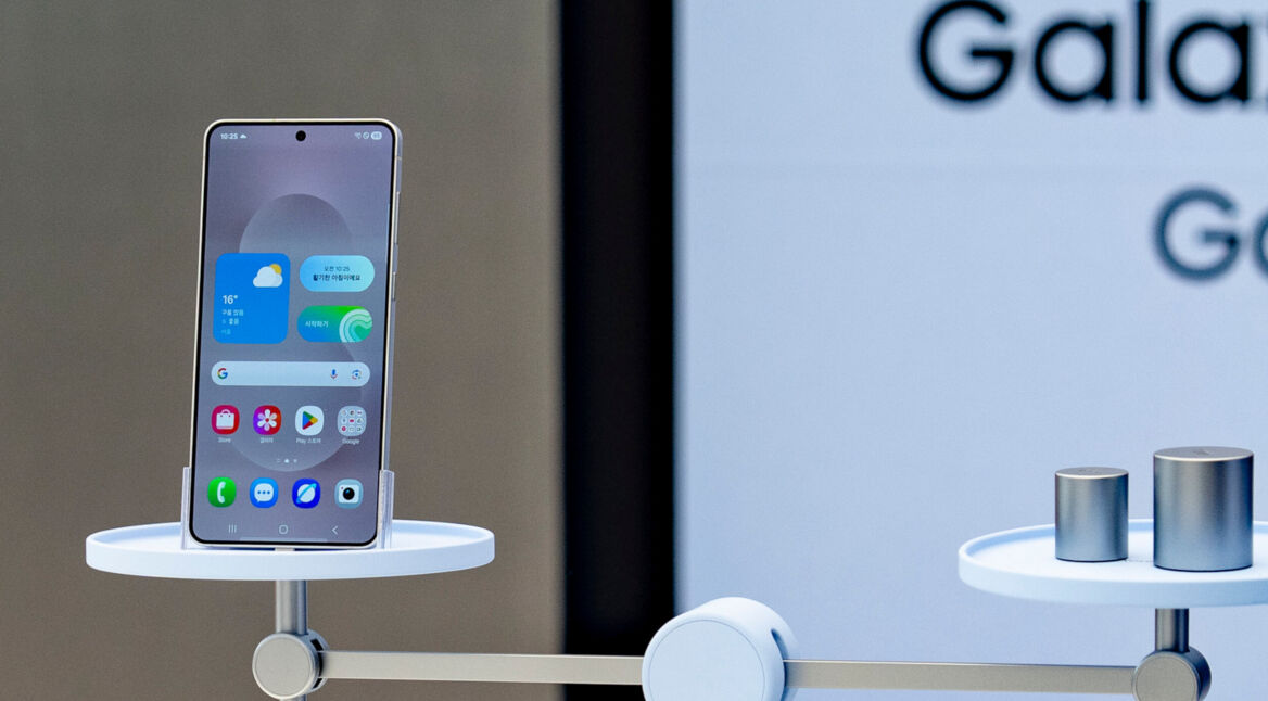 Das Galaxy S25 Edge in einer Waagschale mit Gegengewicht auf der anderen Seite