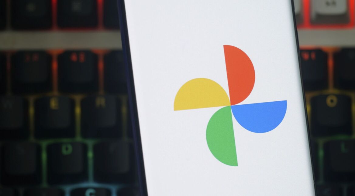 Das Symbol der "Google Fotos"-App ist auf dem Display eines Smartphones zu sehen.