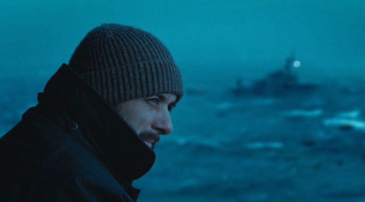 Robert Palka blickt in einer Szene von "Heweliusz" auf das stürmische Meer.