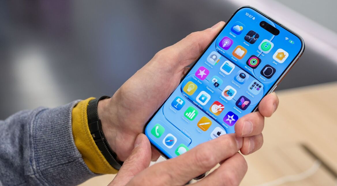 Kunde hält ein iPhone-17-Modell in der Hand