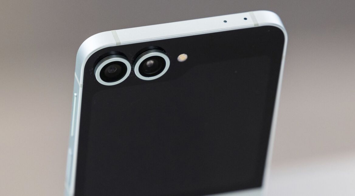 Blick auf die Rückseite des Klapp-Handys Galaxy Z Flip6