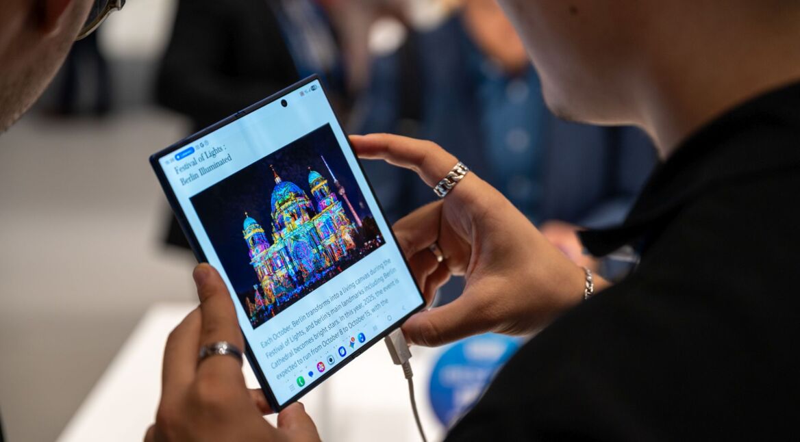 Ein Mann benutzt das Falt-Handy Galaxy Z Fold7 auf der IFA-Messe in Berlin.